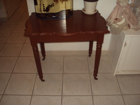 Table avec moulures